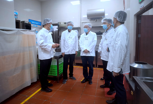 实地查看全国干部培训基地餐厅食品安全管理情况.jpg